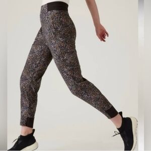 Athleta Trekking North Pants 10P Kinetic Abstract Print – Zip Pockets –Stretch